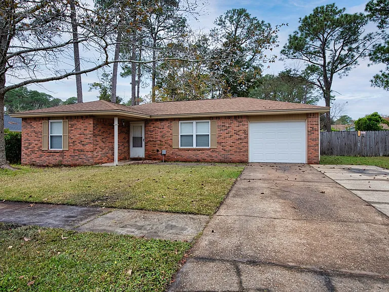 823 Meadow Ln — Photo 1