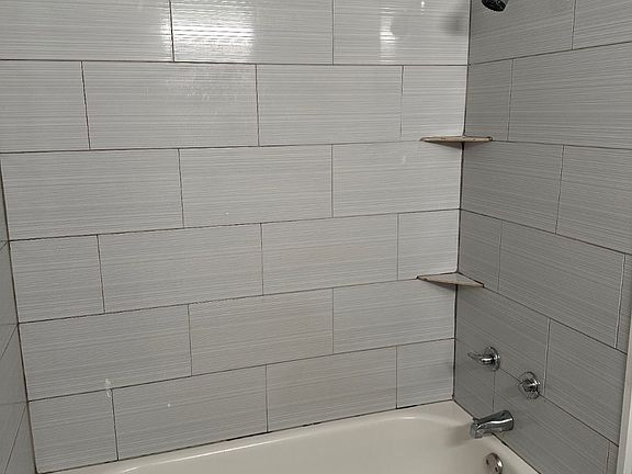 5th image of 707 Nl Robinson Dr