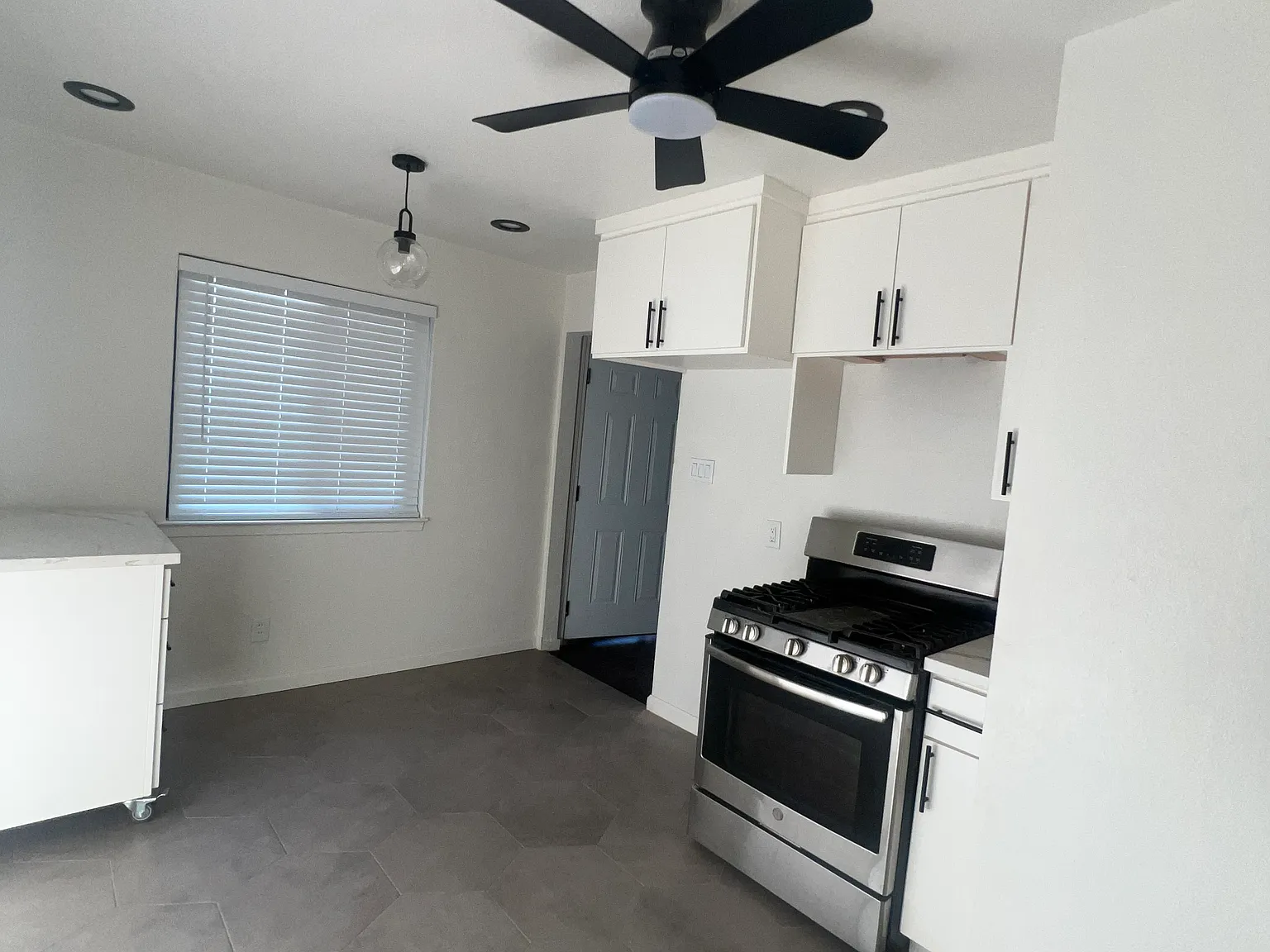 2 bed, 776 sqft, $2,300 — Photo 2
