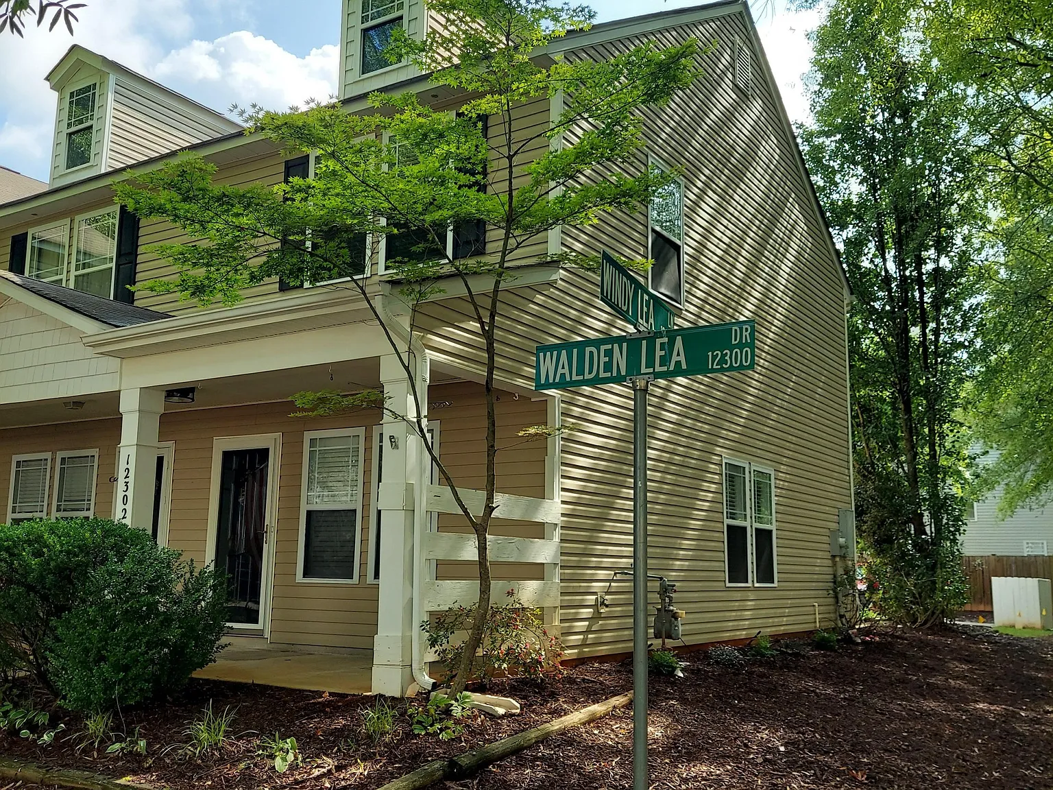 Upgraded 2 bedroom 2.5 bath end unit townhome in Huntersville. — Photo 2