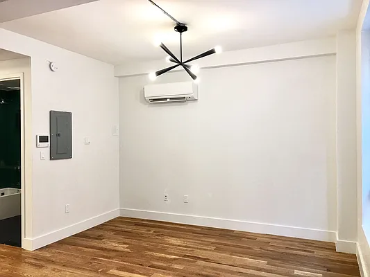 Rented by Manhattan Management LLC | media 29