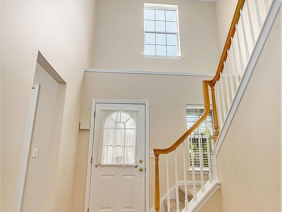 5th image of 401 Cambridge Dr