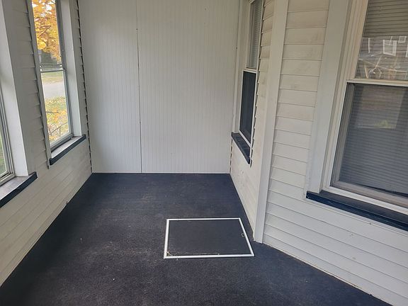 3rd image of 126 Flanders St #126