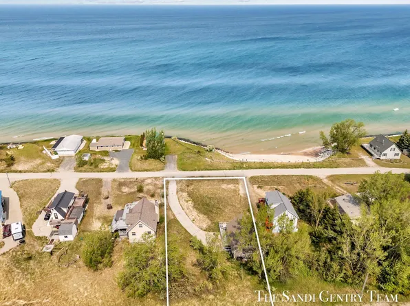 2806 N Lakeshore Dr, Mears, MI 49436