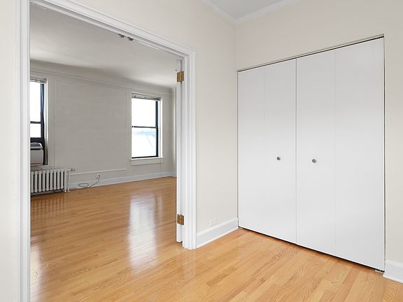 5th image of 10 W Elm St APT 1205
