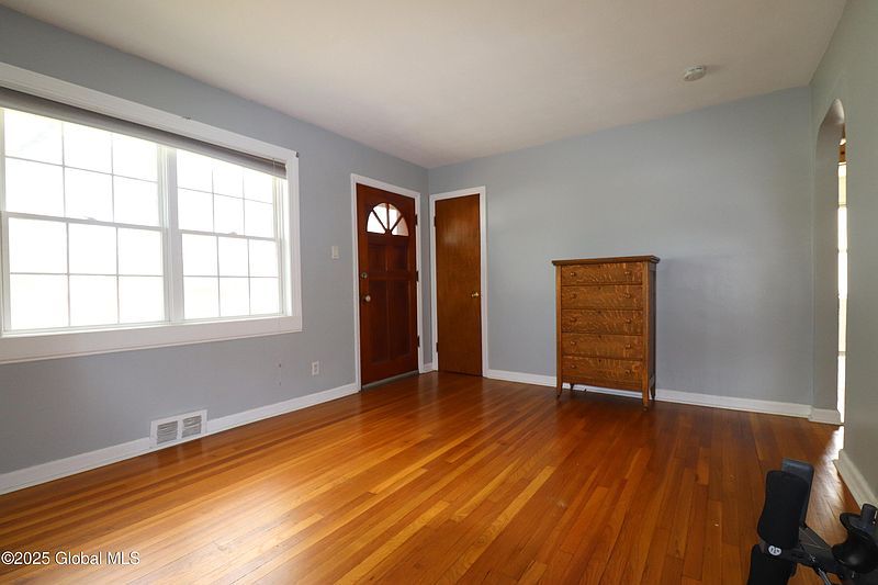 3rd image of 1047 Louis Road