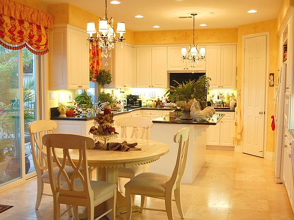 Kitchen and Breakfast area