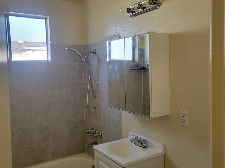 9021 1/2 Baring Cross St #9021-1/2 — Photo 9