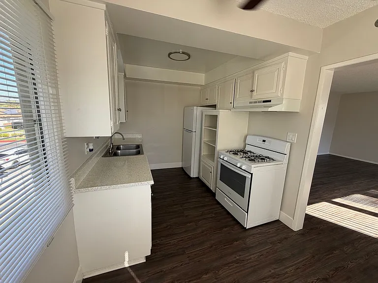 Spacious 1 Bedroom/1 Bathroom Apartment - $500 Off Move In + Reimbursed Application Fee — Photo 10