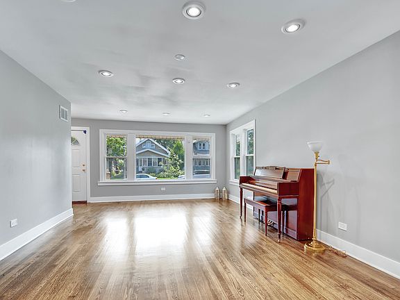 3rd image of 923 N Lombard Ave