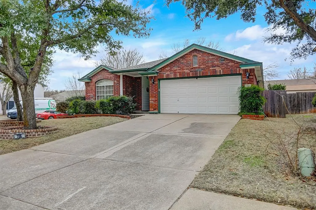 3 bed, 2.0 bath, 1465 sqft, $2,100 — Photo 2