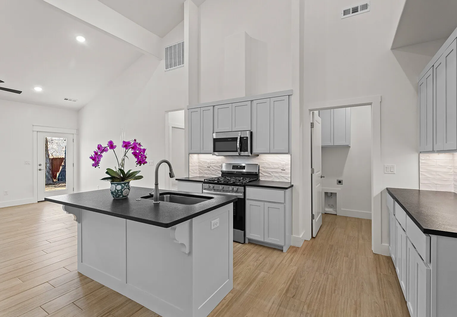 3 bed, 2.5 bath, 1601 sqft, $1,895 — Photo 3