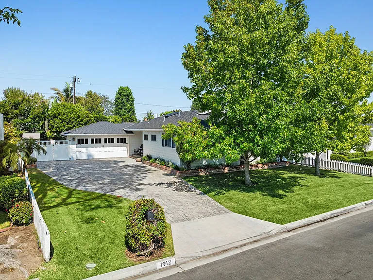 1912 Diana Ln — Photo 27