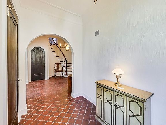 3rd image of 843 N Lombard Ave