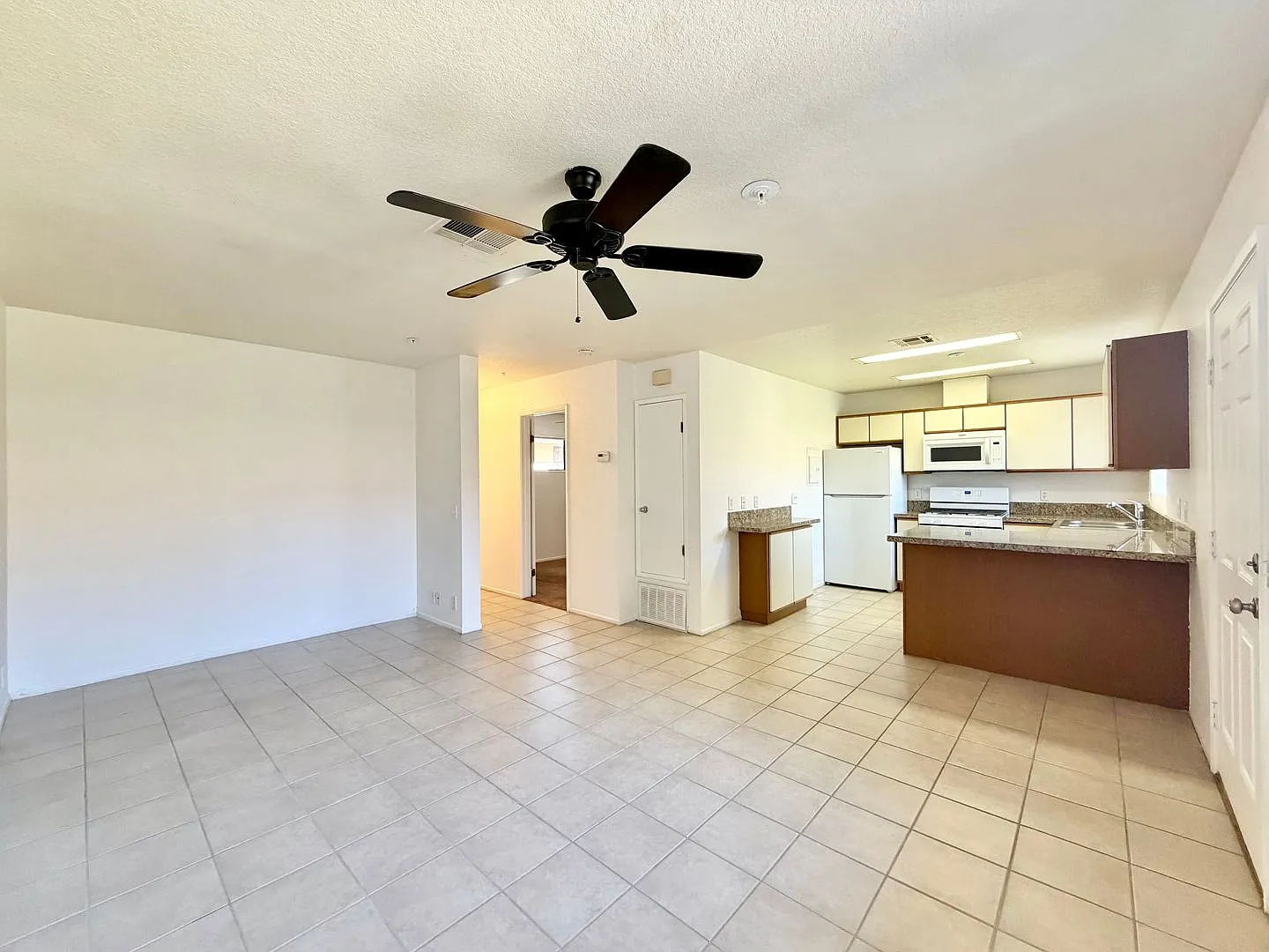Coming Soon!! Lovely 2 Bedroom 1 Bathroom 55+ Apartment In Palm Desert — Photo 4