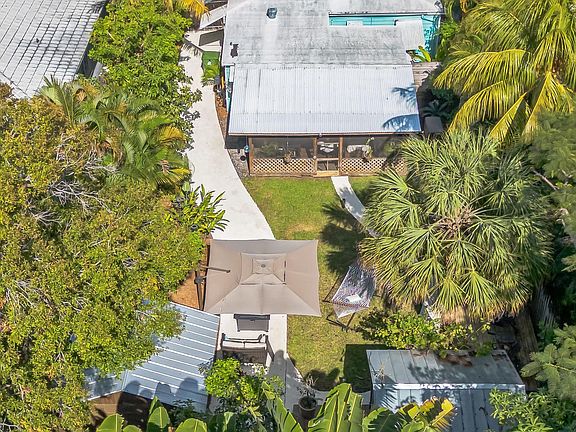 5th image of 824 SE 12th Street