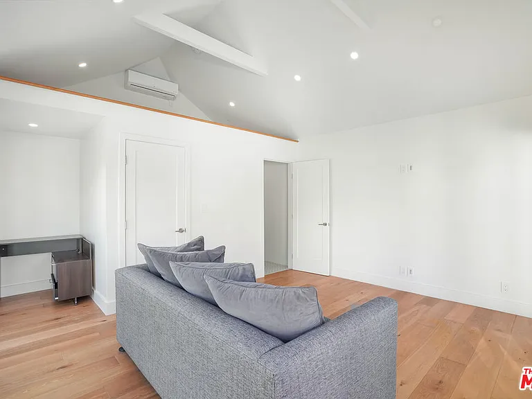 564 N Arden Blvd — Photo 33