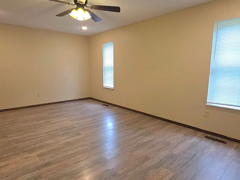 1005 E Guinevere St — Photo 2