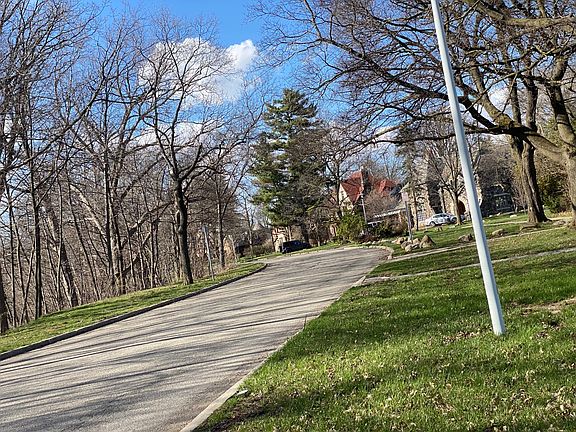 5th image of 1101 Woodlawn Park Dr
