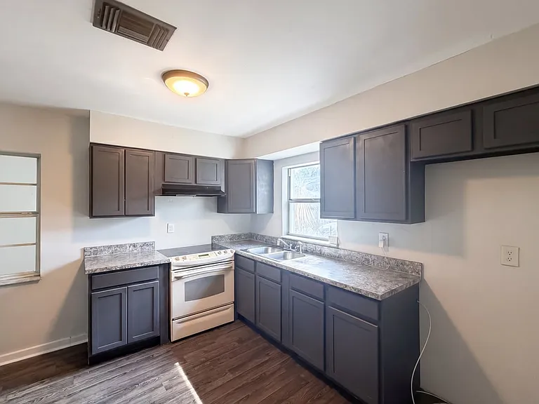 1106 Carefree Cove Dr — Photo 3