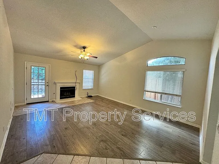204 Sapphire Ct — Photo 3