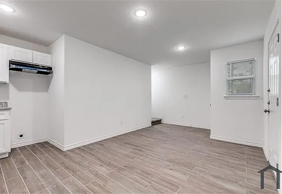 1835 W Poplar St — Photo 9