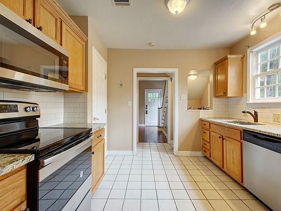 3rd image of 1100 W 22nd St #1
