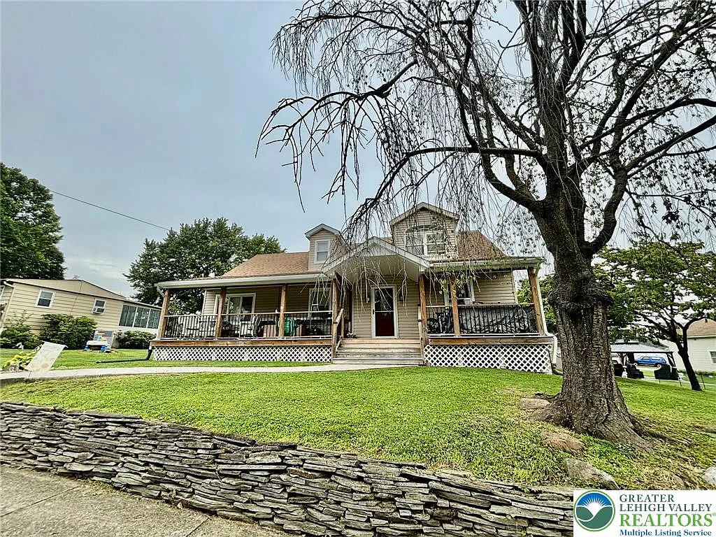 4 bed, 1.5 bath, 1868 sqft, $2,650 — Photo 2