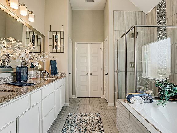 Dual sinks in owner s luxury bath