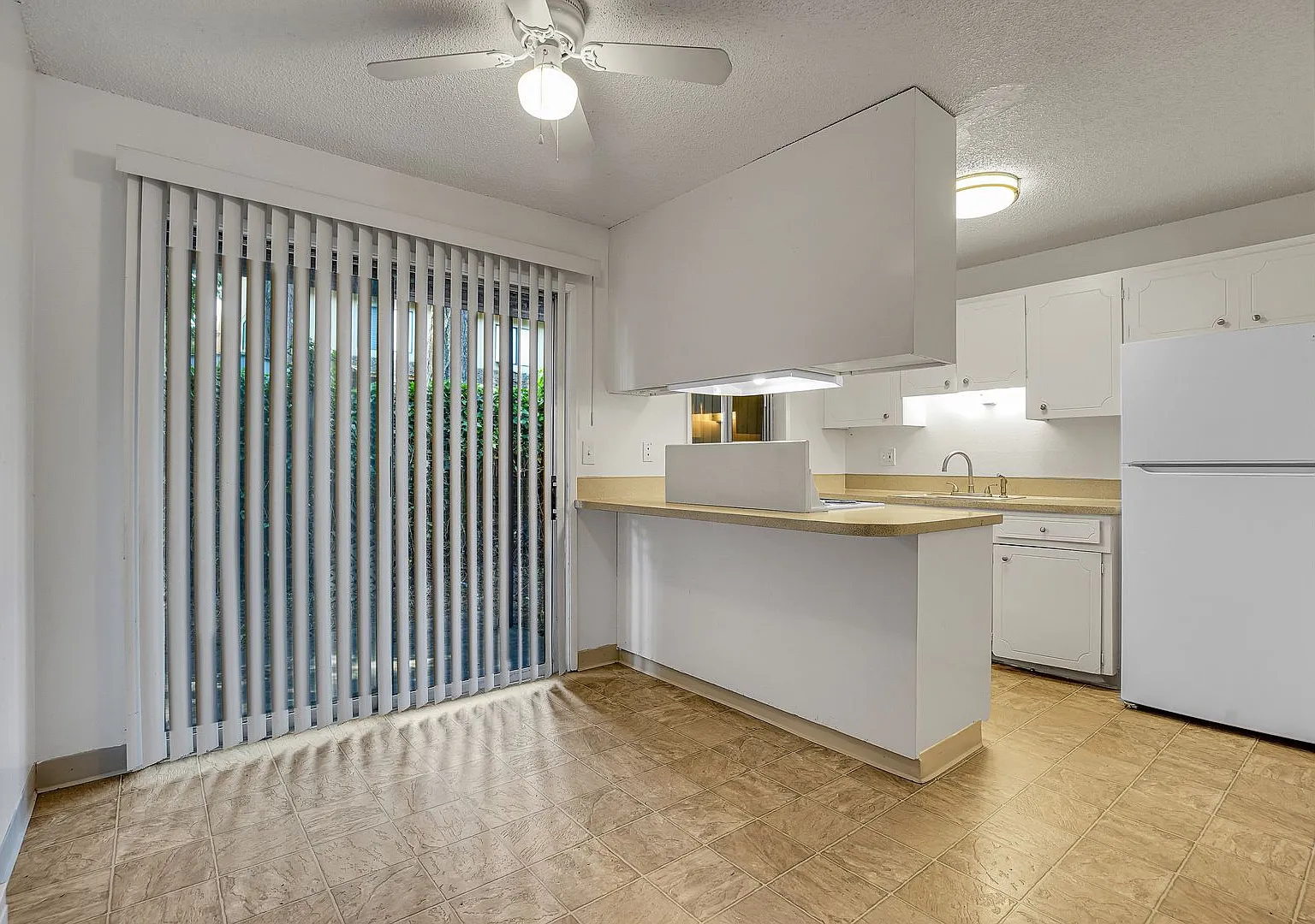 Windsor Court Apartments — Photo 1