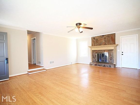 5th image of 303 Hilltop Ln