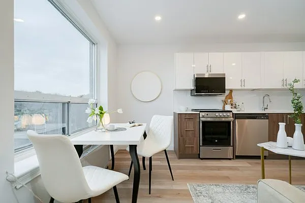 2707 Yonge St