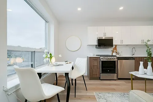 2707 Yonge St Photo 1