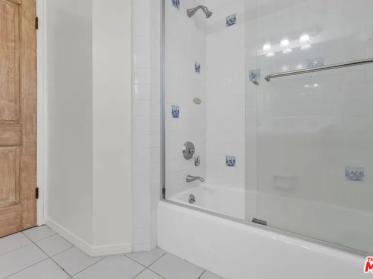 9322 Lasaine Ave — Photo 17