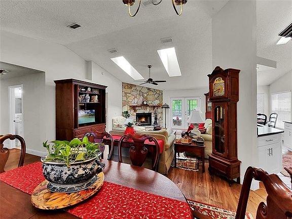 4th image of 2688 Derby Dr