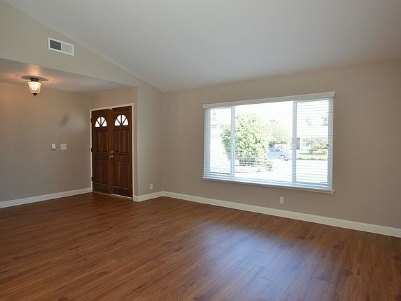 5th image of 547 Edelweiss Dr