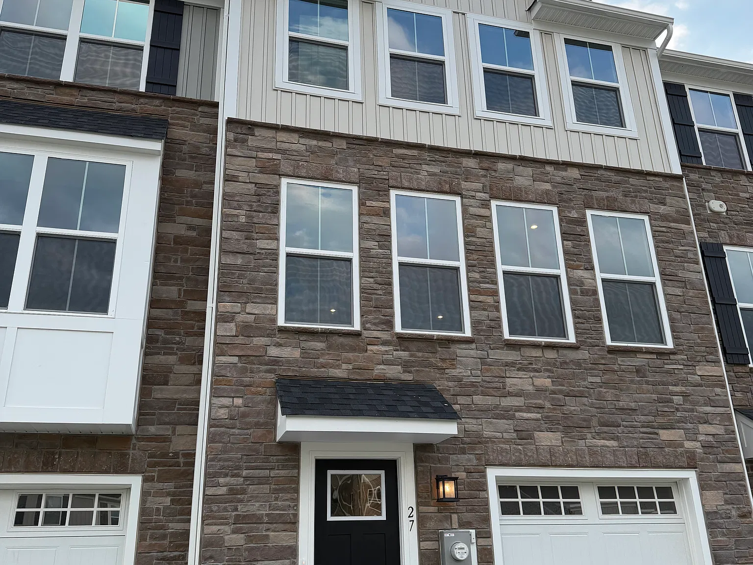 3 bed, 2.5 bath, 2300 sqft, $3,550 — Photo 1