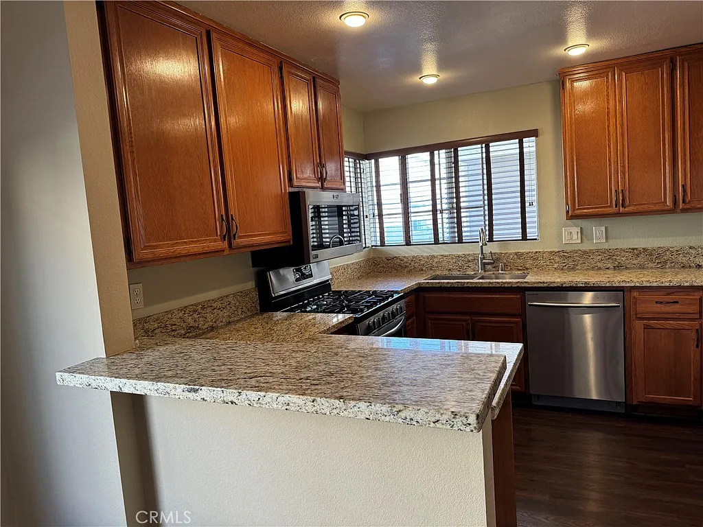 3 bed, 2.5 bath, 1404 sqft, $4,400 — Photo 2