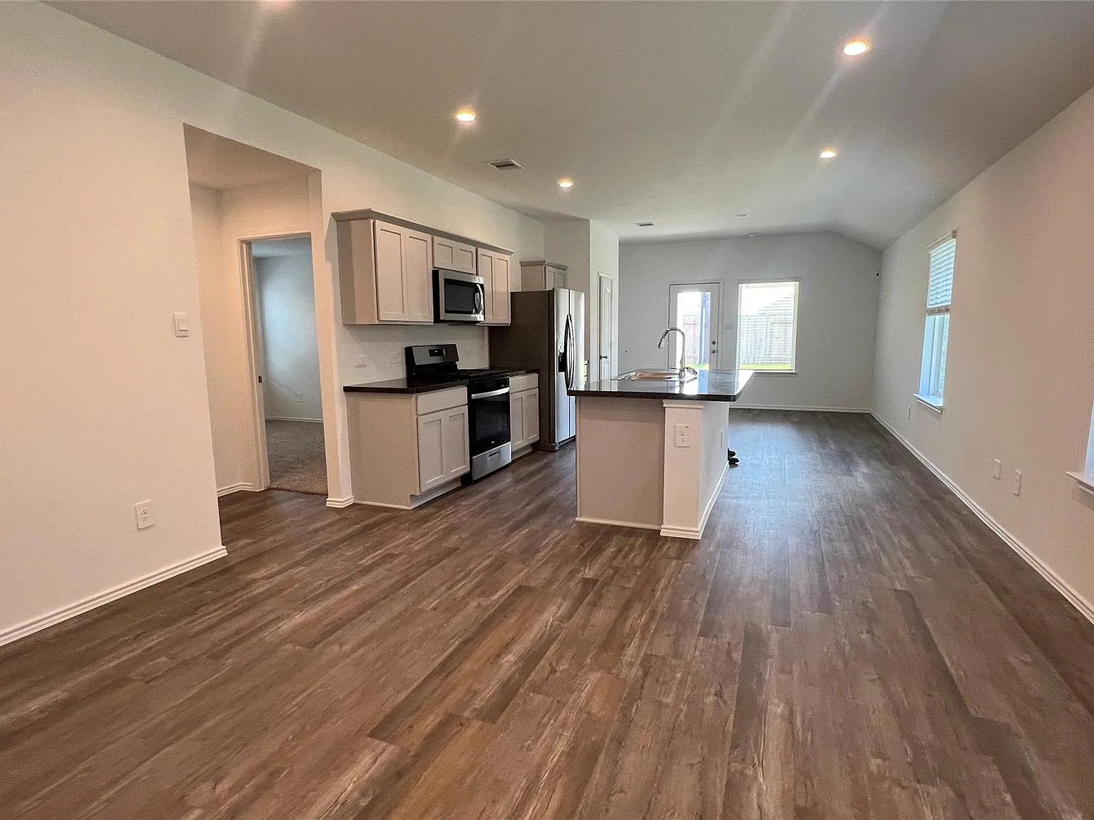 3 bed, 2.0 bath, 1396 sqft, $2,000 — Photo 4