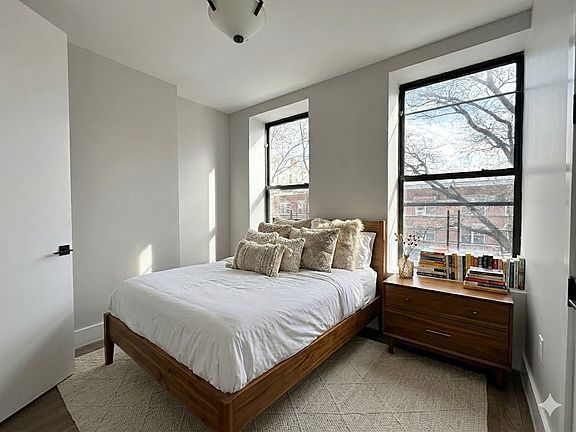5th image of 409 Chauncey St #2B