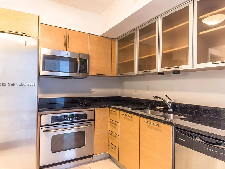 31 SE 5th St #1208 — Photo 6