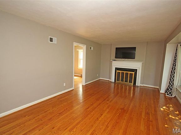 4th image of 986 Woodbine Dr