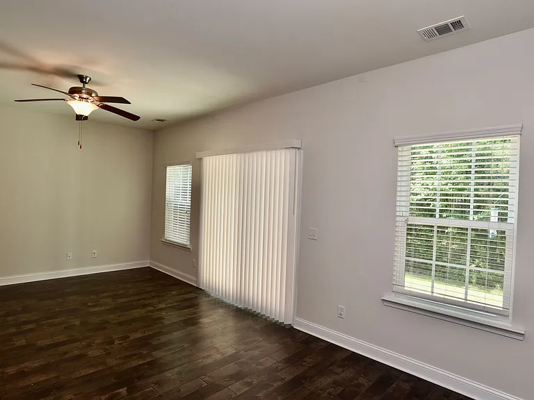 411 Ferguson Ln — Photo 6