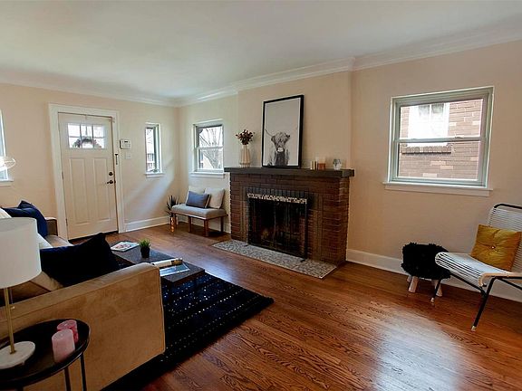 3rd image of 2030 Bredell Ave