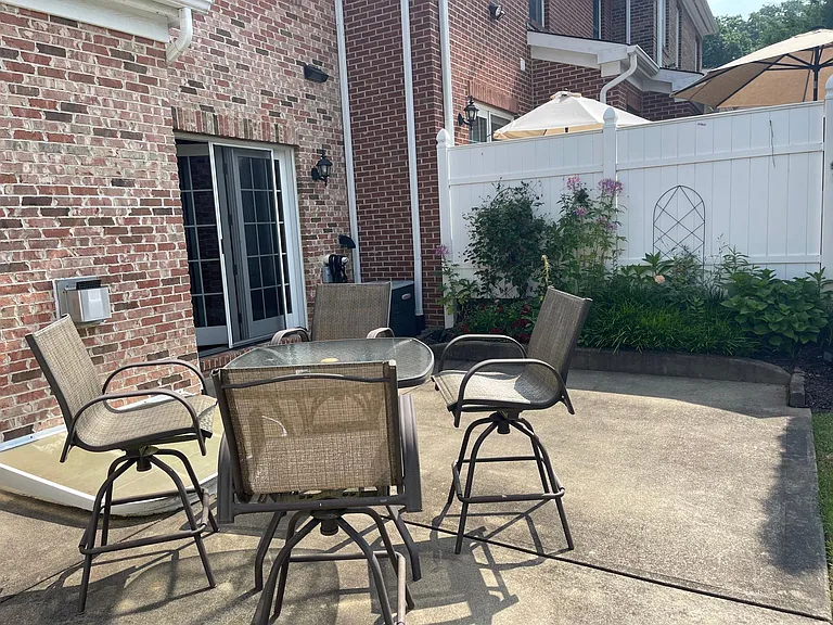 402 Georgetowne Ct — Photo 21