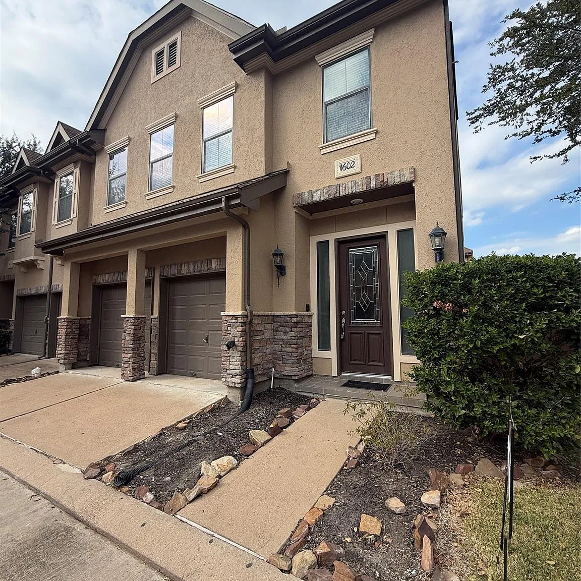 4 bed, 3.5 bath, 2666 sqft, $2,800 — Photo 1