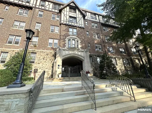 275 Engle St APT J4, Englewood, NJ 07631