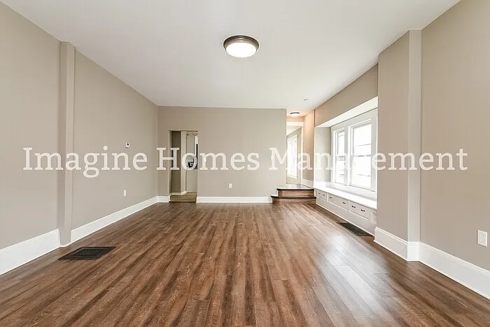 3 bed, 2.0 bath, 1356 sqft, $2,095 — Photo 2