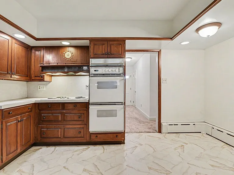 125 W Governor Rd — Photo 10
