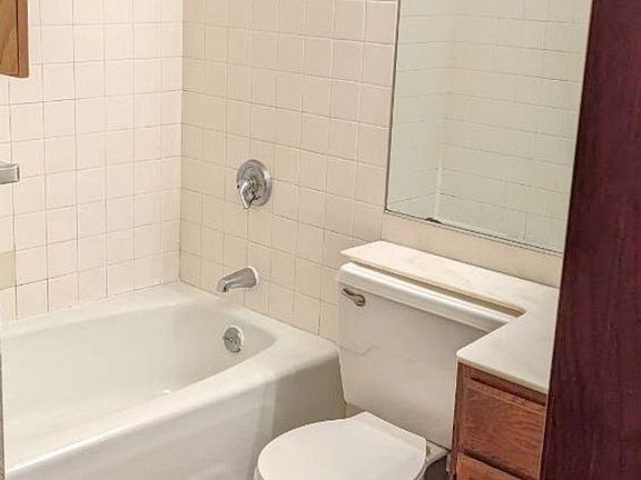 2nd image of 820 N Bridge St #202